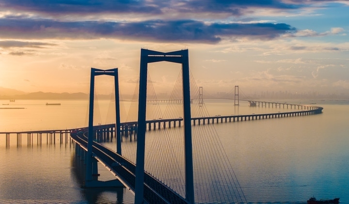 2024年6月27日，沐浴在晨曦中的深中通道（無(wú)人機(jī)照片）。新華社記者毛思倩 攝