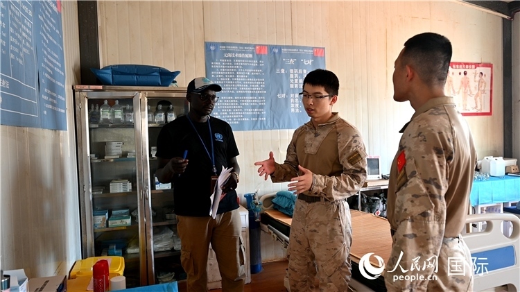 圖4 介紹醫(yī)療設(shè)施。孫千攝