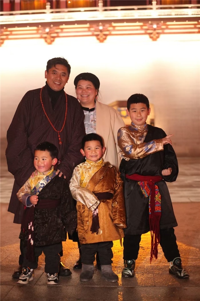 康定的節(jié)日氛圍多元和諧。圖為2024年元宵夜，洛讓銀登一家五口在旅行中拍攝的合影。資料圖片