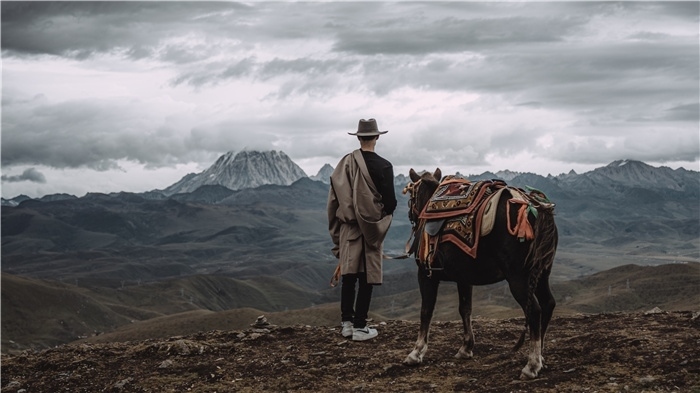 在康定八郎生都星空營地，村里的青年丹真德勒牽馬注視世代生活的家園。八郎村提供