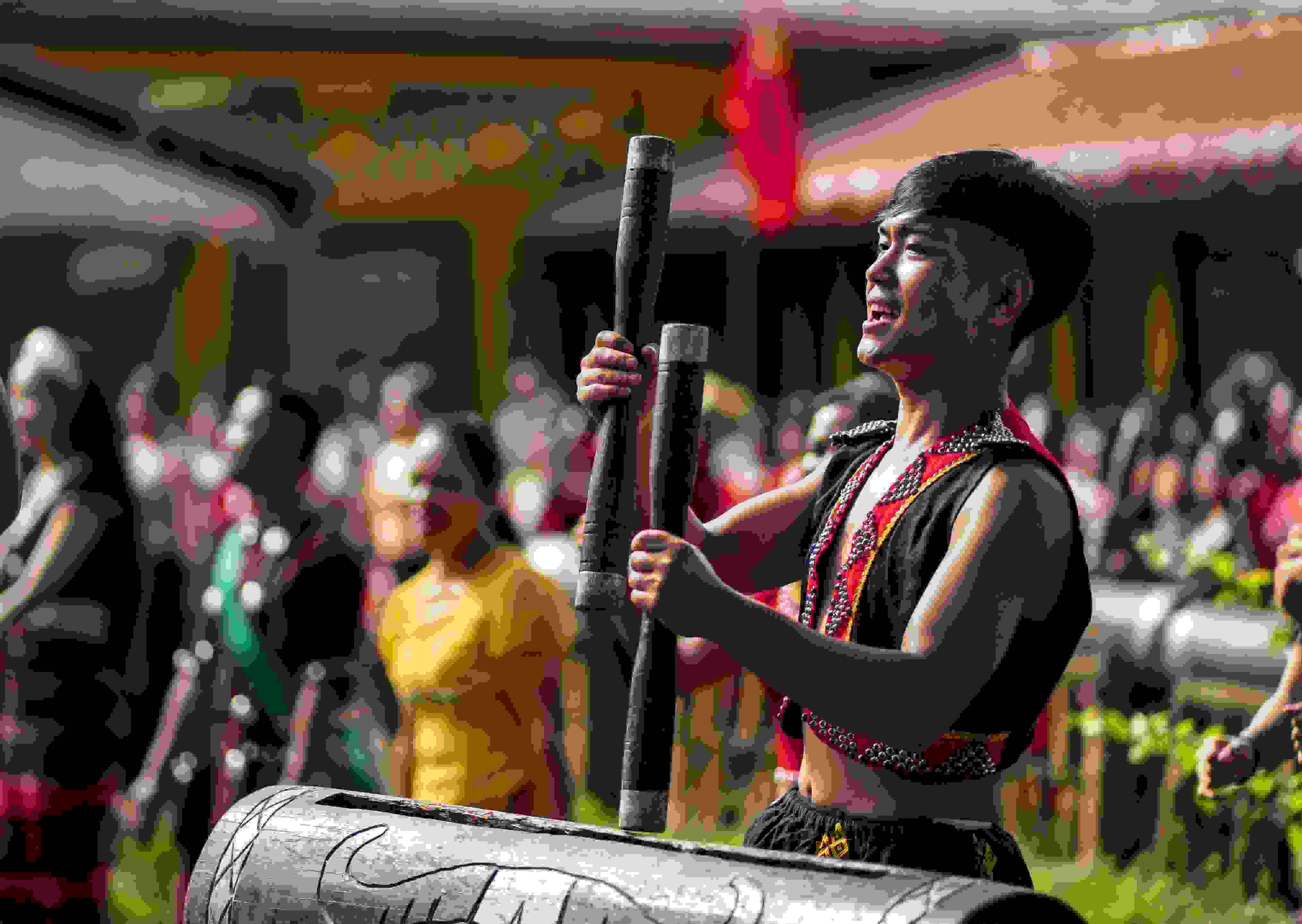 云南省滄源縣班洪鄉(xiāng)班洪村的佤族群眾唱響《阿佤人民唱新歌》（2021年8月20日攝）。