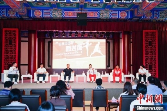 吳愉、王德新、沈?qū)W軍、江海東、朱曉蕾與在座同學們分享個人的體育故事與成長感悟。上海市港澳辦供圖