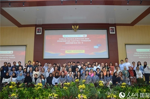 與會嘉賓與阿拉扎大學(xué)師生合影。人民網(wǎng)記者 李培松攝