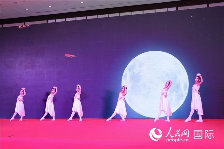 中國(guó)青少年歌舞表演。人民網(wǎng)記者任皓宇攝
