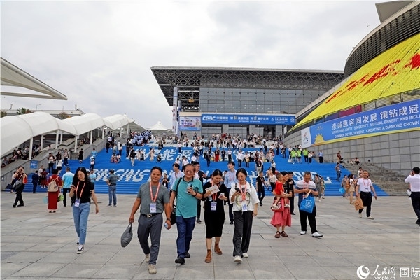 第二十一屆東博會(huì)展館外，參觀者步行離場(chǎng)。人民網(wǎng)記者趙益普攝