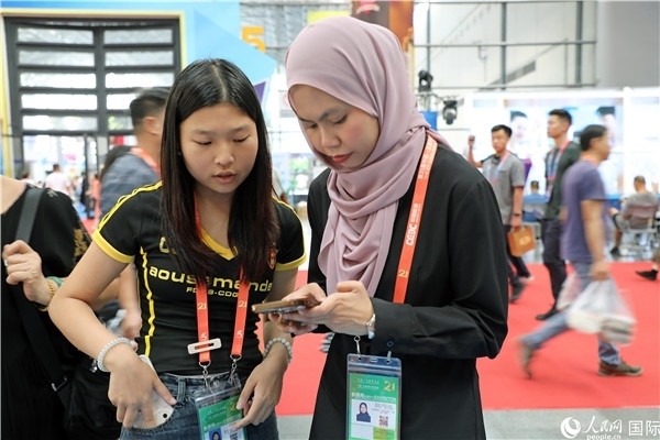 東博會(huì)現(xiàn)場(chǎng)，馬來(lái)西亞展商在同中方工作人員交談。人民網(wǎng)記者 趙益普攝