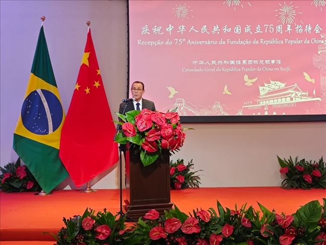 塞爾希培州州長(zhǎng)代表、副州長(zhǎng)索布拉爾在招待會(huì)上致辭。 中國(guó)駐累西腓總領(lǐng)館供圖