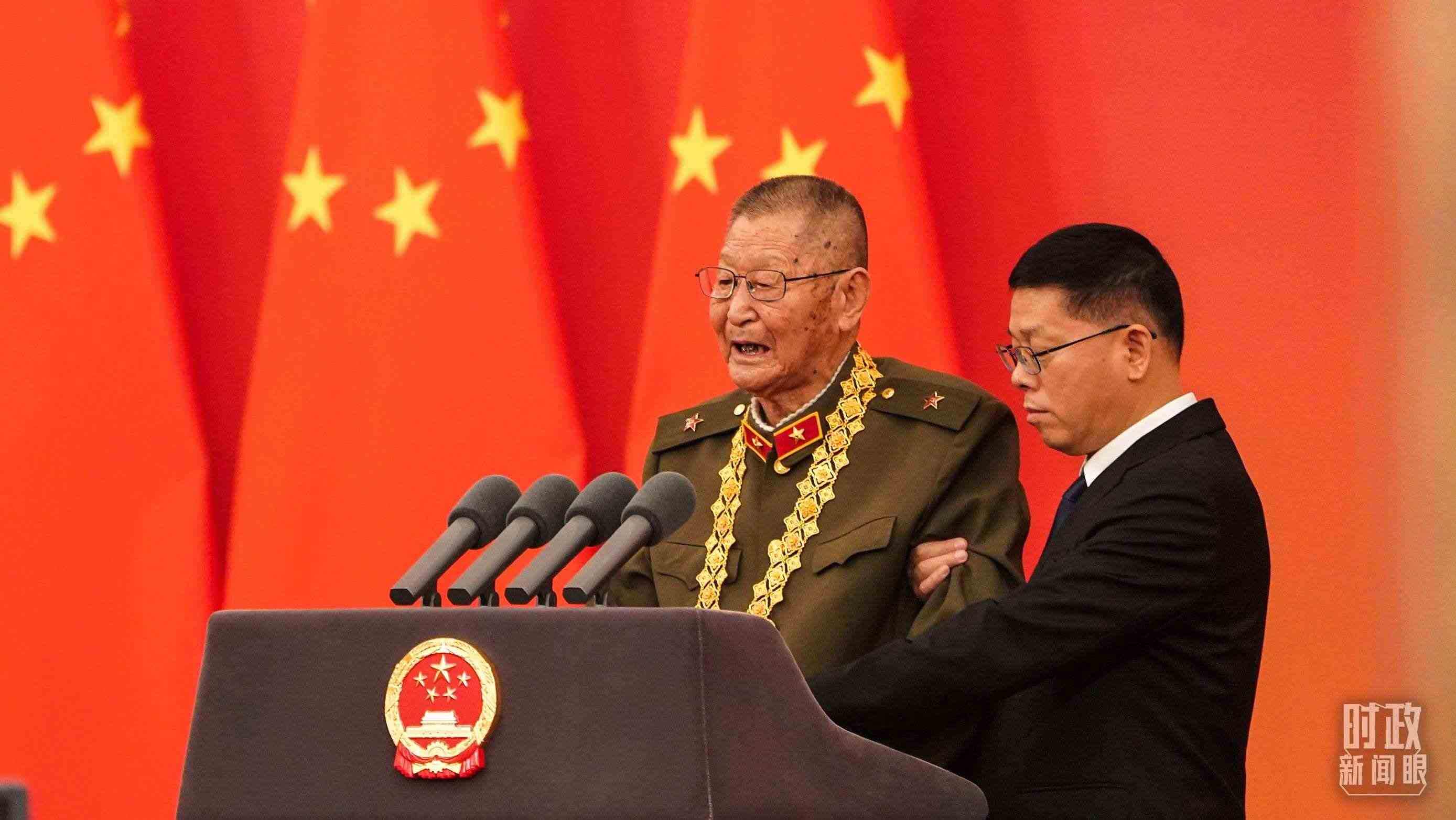 “共和國(guó)勛章”獲得者黃宗德在頒授儀式上發(fā)言。（總臺(tái)記者李晉拍攝）