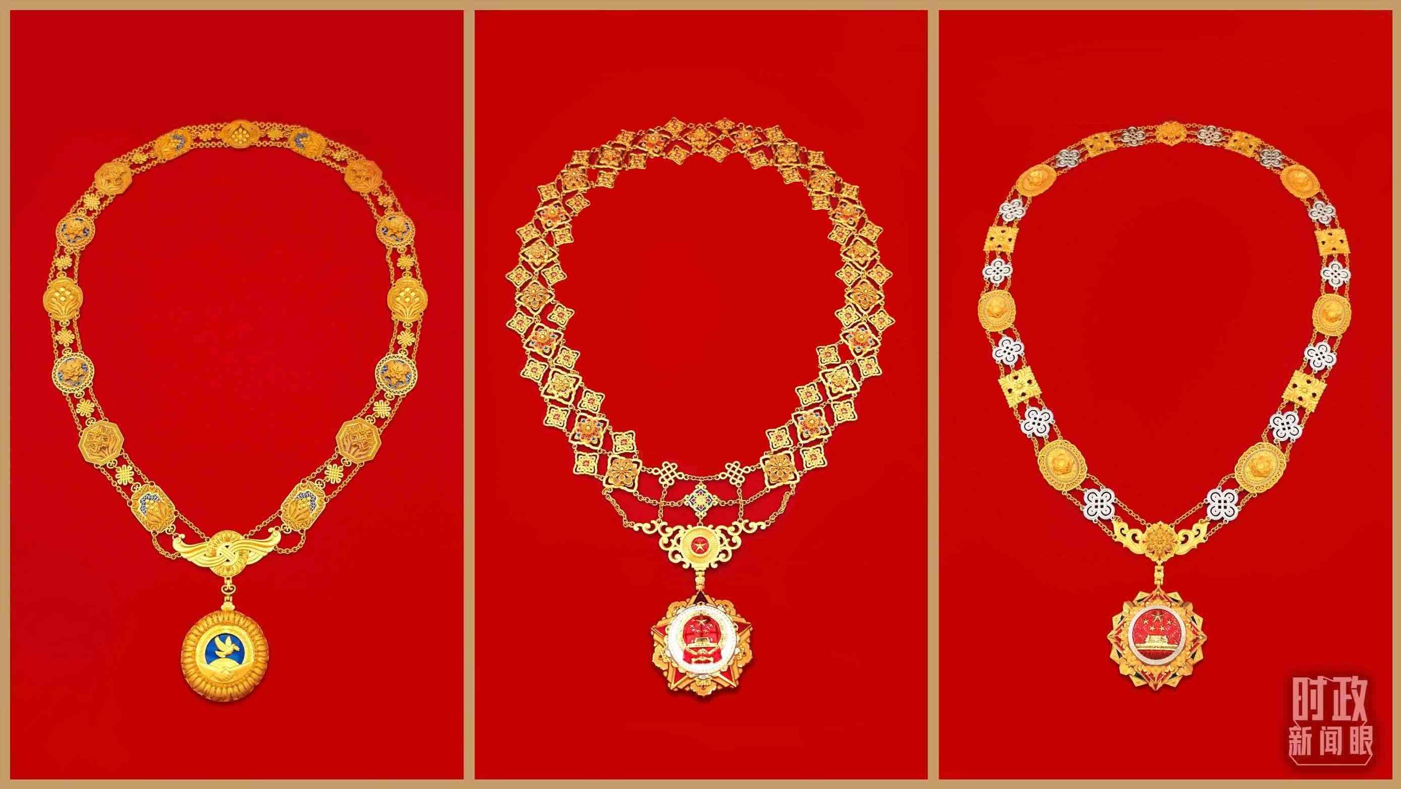 “共和國(guó)勛章”（中）、“友誼勛章”（左）和國(guó)家榮譽(yù)稱號(hào)獎(jiǎng)?wù)拢ㄓ遥?。（總臺(tái)央視記者郭鴻、鄂介甫拍攝）