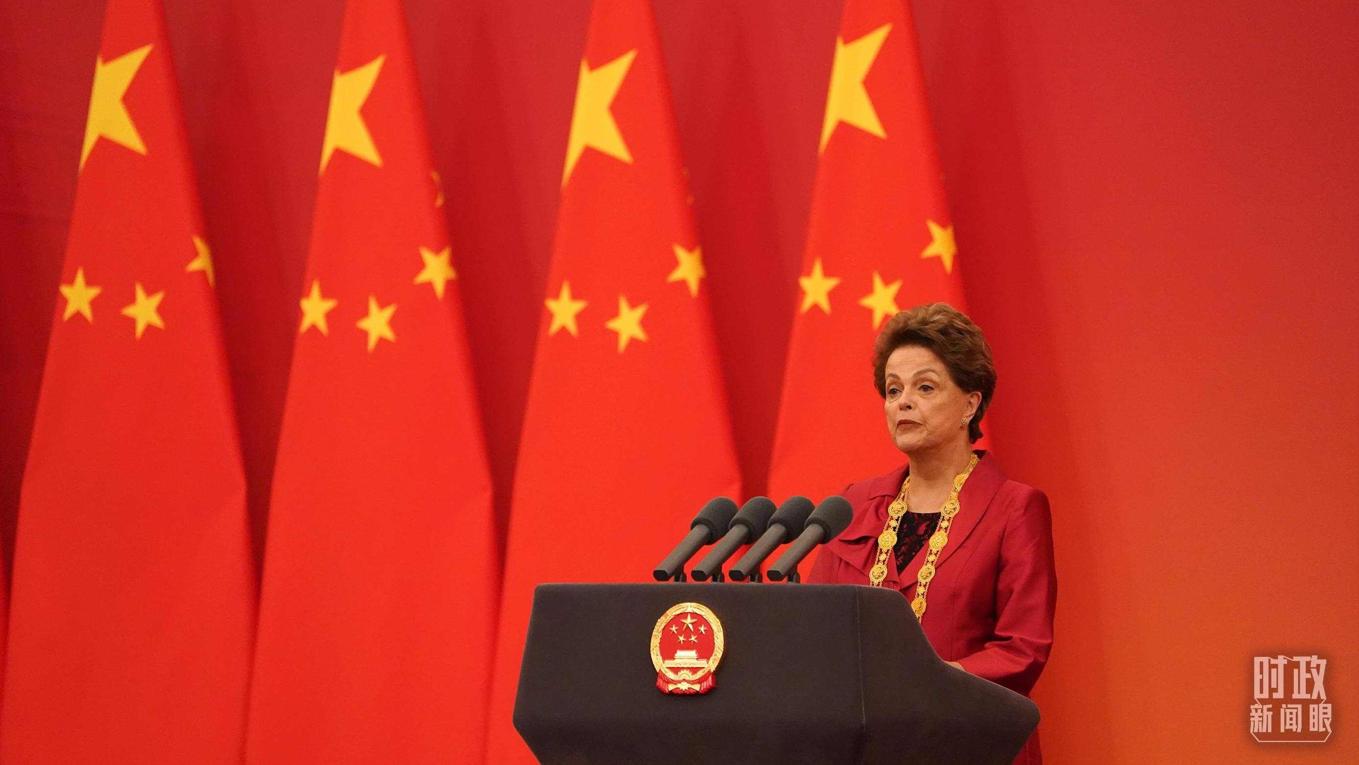 “友誼勛章”獲得者迪爾瑪·羅塞芙在頒授儀式上發(fā)言。（總臺(tái)記者李晉拍攝）