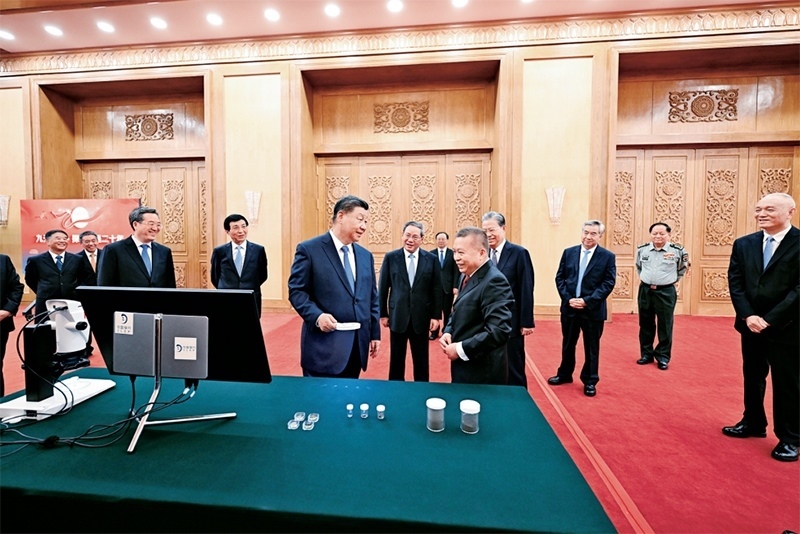 2024年9月23日，黨和國家領(lǐng)導(dǎo)人習(xí)近平、李強、趙樂際、王滬寧、蔡奇、丁薛祥、李希等在人民大會堂接見探月工程嫦娥六號任務(wù)參研參試人員代表并參觀月球樣品和探月工程成果展覽。這是習(xí)近平等參觀月球樣品和探月工程成果展覽。 新華社記者 謝環(huán)馳/攝