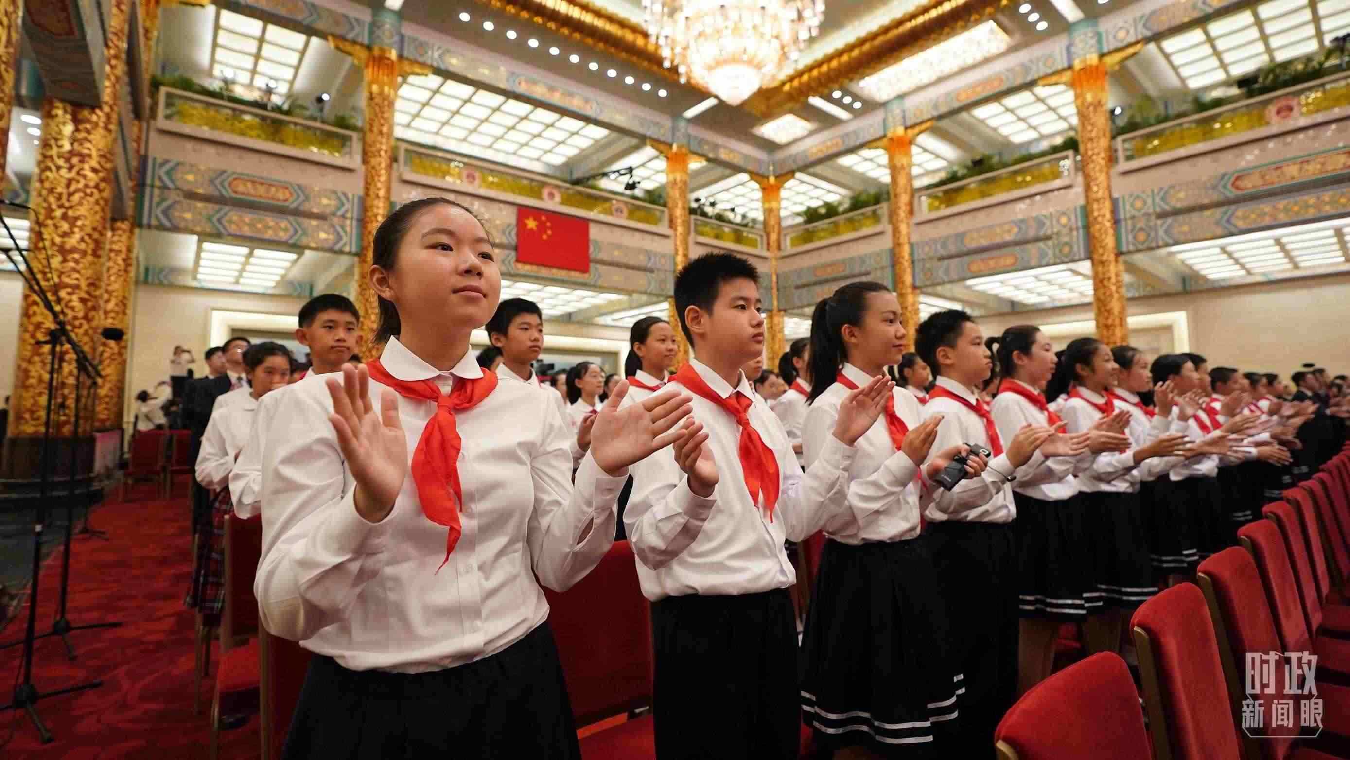 頒授儀式現(xiàn)場(chǎng)的少先隊(duì)員。（總臺(tái)記者李晉拍攝）