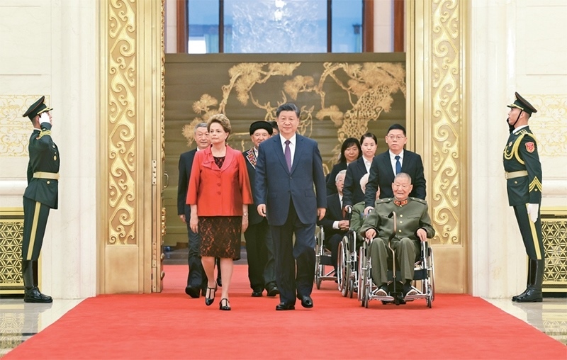 2024年9月29日，中華人民共和國國家勛章和國家榮譽稱號頒授儀式在北京人民大會堂金色大廳隆重舉行。中共中央總書記、國家主席、中央軍委主席習(xí)近平同國家勛章和國家榮譽稱號獲得者一同步入會場。 新華社記者 王曄/攝