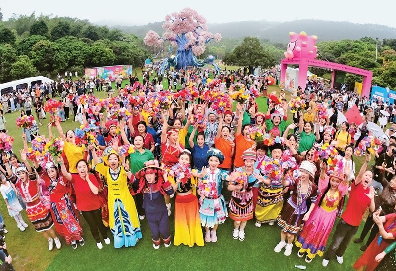 自2014年起，廣西持續(xù)舉辦“廣西三月三·八桂嘉年華”活動，各地民族民俗活動次第登臺，精彩紛呈，這個傳統(tǒng)民族節(jié)慶已演變?yōu)楦髯迦嗣窆蚕砉矘返墓?jié)日盛會和知名文化旅游品牌。圖為2024年4月11日在南寧市拍攝的活動主會場。 新華社記者 周華/攝