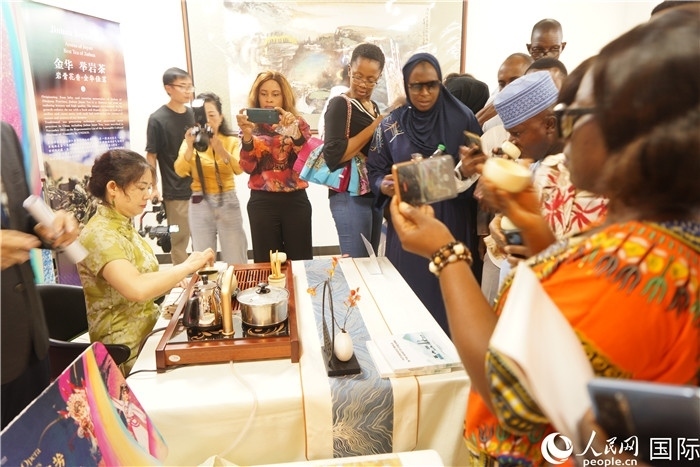 觀眾品嘗金華舉巖茶。人民網(wǎng)記者 姜宣攝