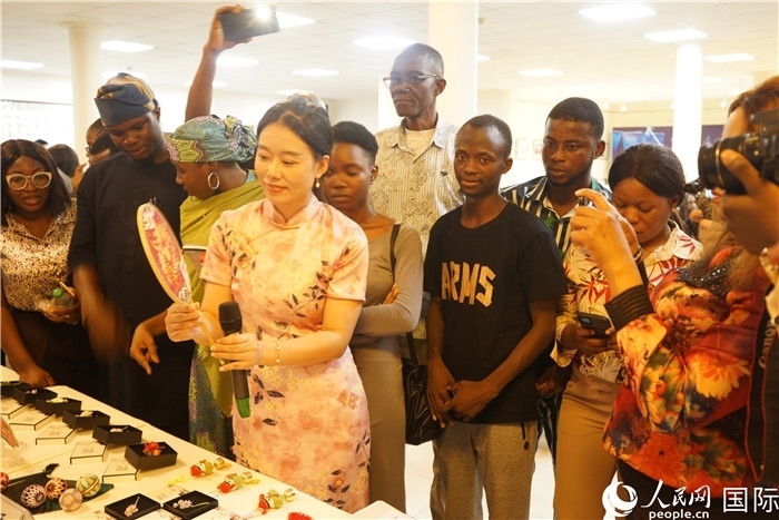 向尼日利亞觀眾介紹中國刺繡。人民網(wǎng)記者 姜宣攝