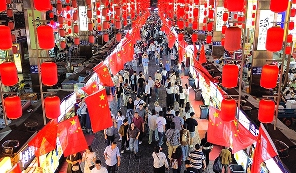 國慶臨近，河南省洛陽市老城歷史文化街區(qū)裝扮一新，國旗招展，處處洋溢著濃厚的國慶節(jié)日氛圍。來源：人民圖片網(wǎng)