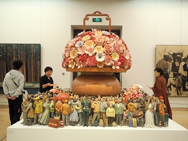 2024年9月28日，觀眾在中國美術(shù)館參觀“慶祝中華人民共和國成立75周年——第十四屆全國美術(shù)作品展覽進(jìn)京作品展”。杜建坡攝。來源：人民圖片網(wǎng)