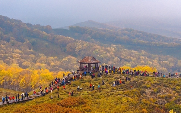2024年9月27日，內(nèi)蒙古自治區(qū)赤峰市克什克騰旗烏蘭布統(tǒng)景區(qū)層林盡染，游人如織，風(fēng)光如畫。來源：人民圖片網(wǎng)