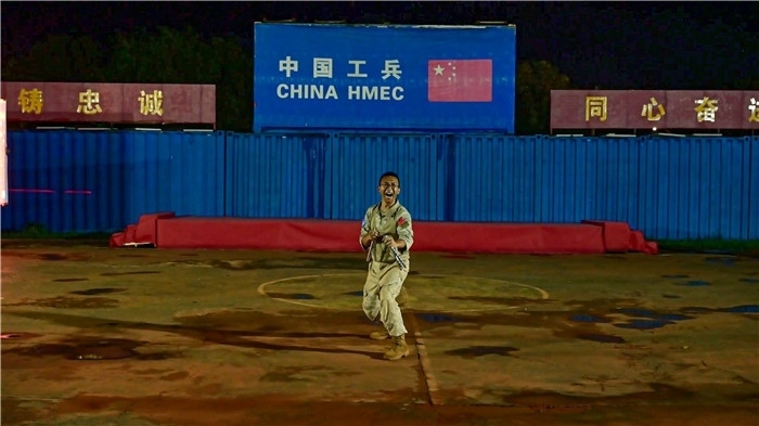 官兵帶來精彩的雙節(jié)棍表演。馬騫攝