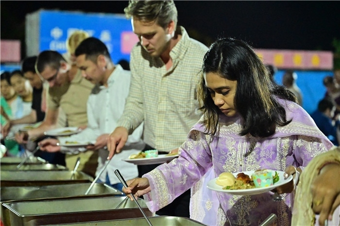 外國友人品嘗中國美食。馬騫攝