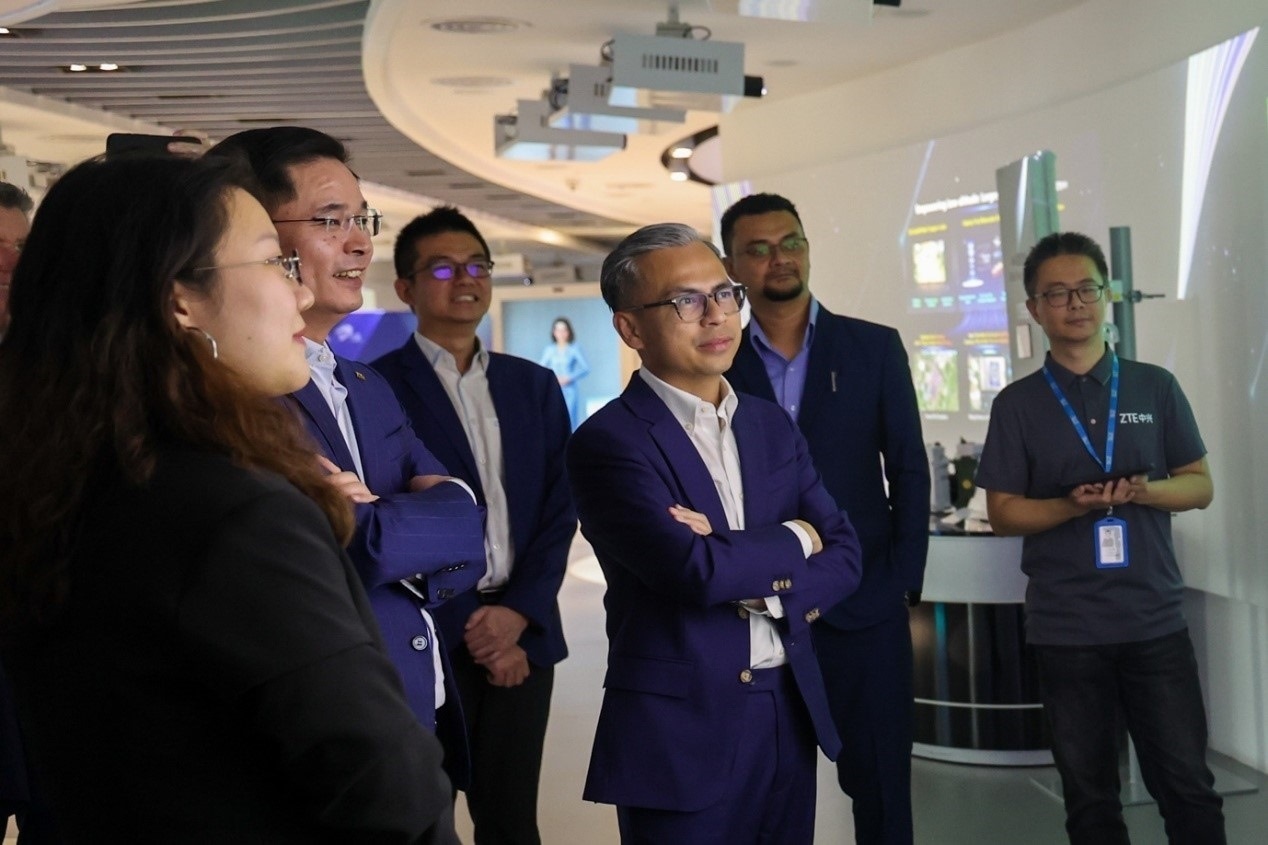 馬來西亞通訊部長法米·法茲（右三）在華訪問中國知名通信企業(yè)。（照片由馬來西亞通訊部提供） (1)