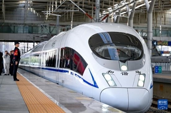 10月1日，由銀川開往惠農(nóng)的C8218次列車從銀川站駛出。