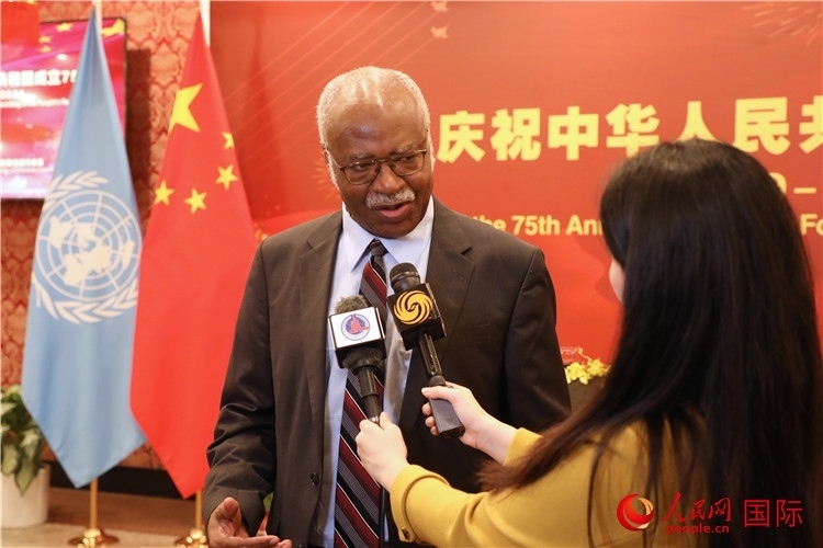 聯(lián)大主席菲勒蒙在招待會(huì)現(xiàn)場(chǎng)接受媒體采訪，他向中國(guó)政府和人民致以節(jié)日祝賀，表示中國(guó)的發(fā)展成就令人驚嘆。人民網(wǎng)記者 李志偉攝