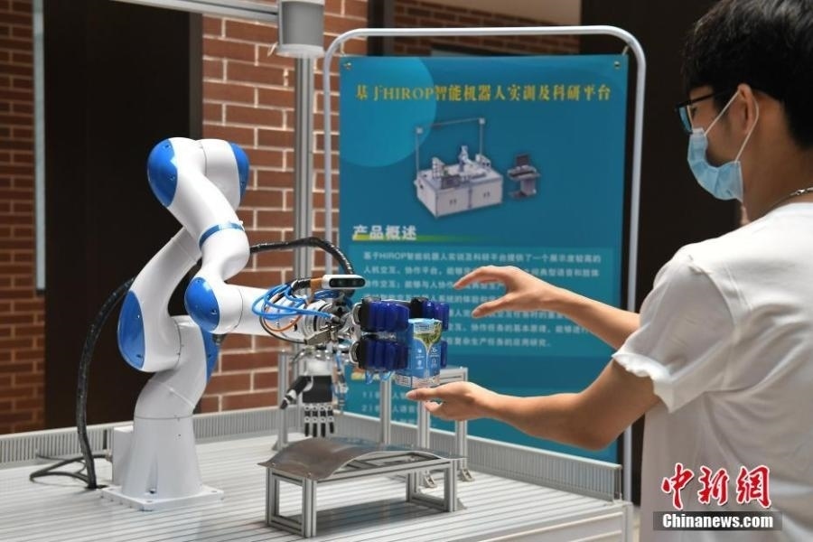  資料圖：高校為學(xué)生打造先進(jìn)科研平臺(tái)。中新社記者 陳楚紅 攝