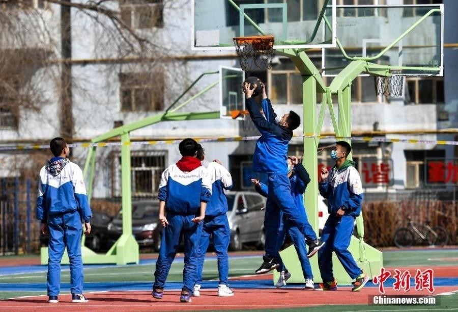 資料圖：初中生在課間休息時(shí)打籃球。中新社記者 劉新 攝