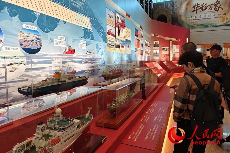 觀眾正在參觀中國極地考察40周年成就展。人民網(wǎng)記者 韋衍行攝