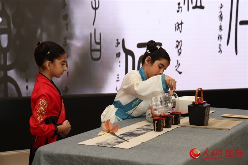 富查伊拉當(dāng)?shù)貙W(xué)校學(xué)生表演茶藝。人民網(wǎng)記者任皓宇攝