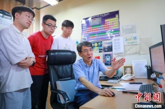 薛其坤在指導(dǎo)學(xué)生。 (受訪者供圖)