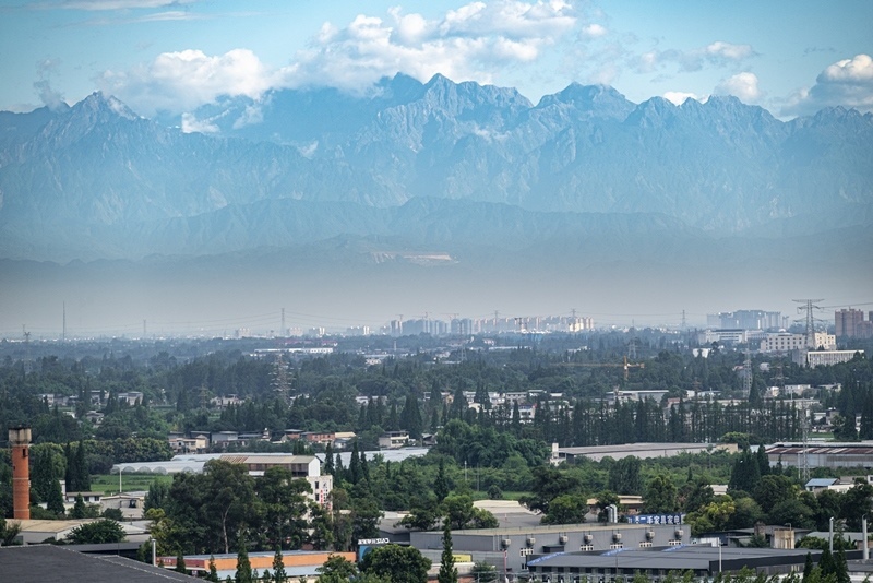 2024年7月1日，成都天氣晴好，遠(yuǎn)處雪山清晰可見。