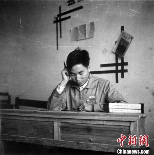 大學(xué)時期，龍樂豪在教室自習(xí)。(中國運載火箭技術(shù)研究院供圖)