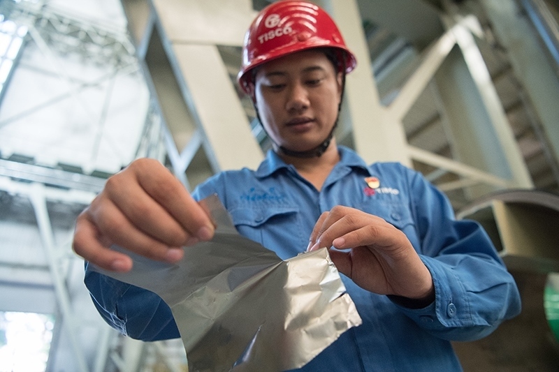 2018年8月8日，山西省太原市，太鋼不銹鋼精密帶鋼有限公司工作人員用手撕開不銹鋼。