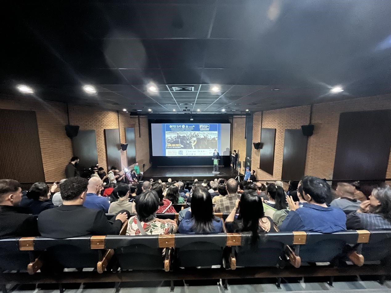 當(dāng)?shù)貢r間10月3日晚，由巴西圣保羅州立大學(xué)孔子學(xué)院舉辦的第九屆圣保羅中國電影展在圣保羅文化中心拉開帷幕。巴西圣保羅州立大學(xué)孔子學(xué)院供圖