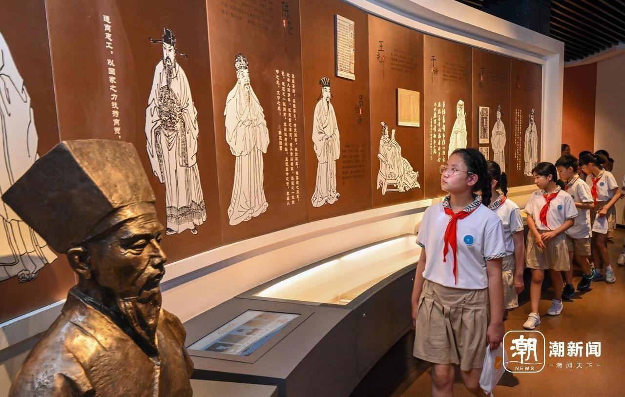 來自杭州市政苑小學的學生走進浙江省檔案館“大寫浙江人”展廳，近距離“觸摸”歷史、走進榜樣、聆聽故事，激發(fā)愛黨愛國愛家熱情。記者 董旭明 攝