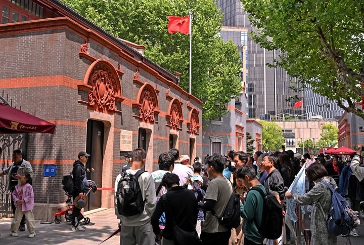 2024年5月3日，游客在位于上海的中共一大會(huì)址前參觀。新華社記者 劉穎 攝