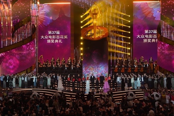 2024年8月4日，在四川成都，第37屆大眾電影百花獎(jiǎng)獲獎(jiǎng)?wù)吆痛蟊娫u(píng)審在舞臺(tái)上合影。新華社記者 唐文豪 攝