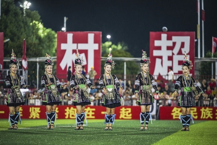 2024年9月28日，榕江縣侗族大歌隊(duì)的演員們?cè)凇按宄弊闱驁?chǎng)上表演。當(dāng)日，“發(fā)現(xiàn)中國(guó)之美·相約貴州村超”國(guó)際友誼賽在貴州省黔東南苗族侗族自治州榕江縣的“村超”足球場(chǎng)舉行。新華社記者 陶亮 攝
