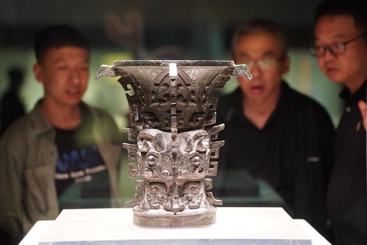 2024年5月9日，游客在陜西寶雞青銅器博物院內(nèi)參觀西周文物何尊。新華社記者 邵瑞 攝