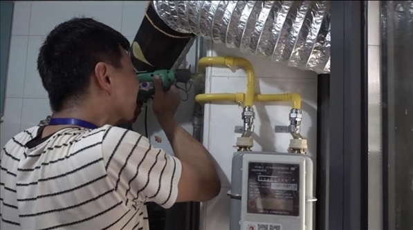 北京市石景山區(qū)工作人員上門安裝燃?xì)夤艿?。圖片來源：北京市石景山區(qū)委組織部