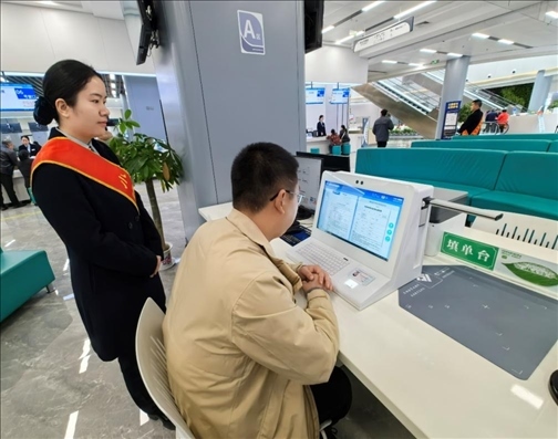 湖北省赤壁市市民在辦事人員的指導(dǎo)下填寫相關(guān)信息。圖片來源：人民網(wǎng)湖北頻道