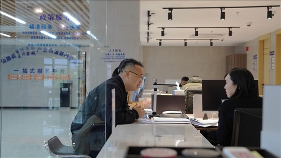 浙江省臺(tái)州市辦事群眾在政務(wù)服務(wù)中心咨詢業(yè)務(wù)辦理相關(guān)問題。圖片來源：人民網(wǎng)浙江頻道