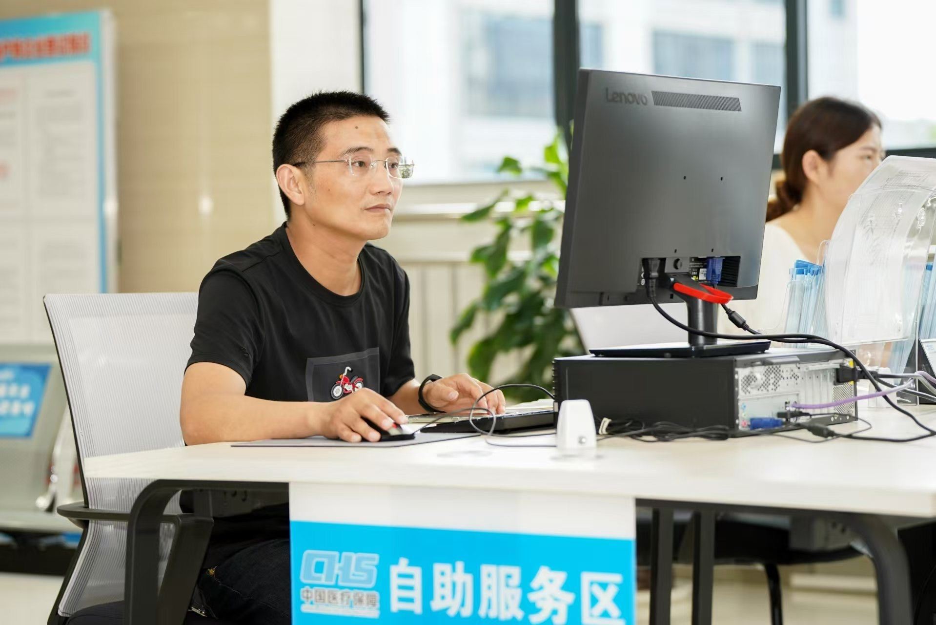 安徽省池州市市民在政務(wù)服務(wù)大廳自助辦理業(yè)務(wù)。圖片來源：人民網(wǎng)安徽頻道