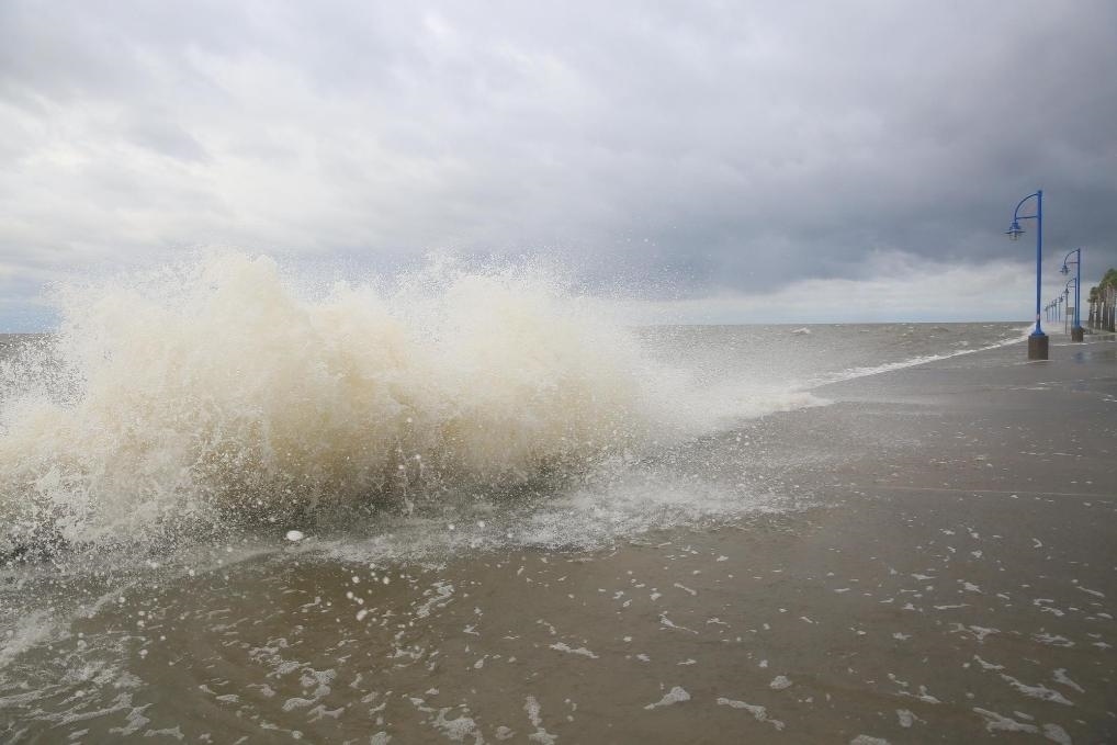 2020年9月15日，受颶風(fēng)“薩莉”影響，美國路易斯安那州新奧爾良的龐恰特雷恩湖巨浪拍岸。新華社發(fā)（魏蘭攝）
