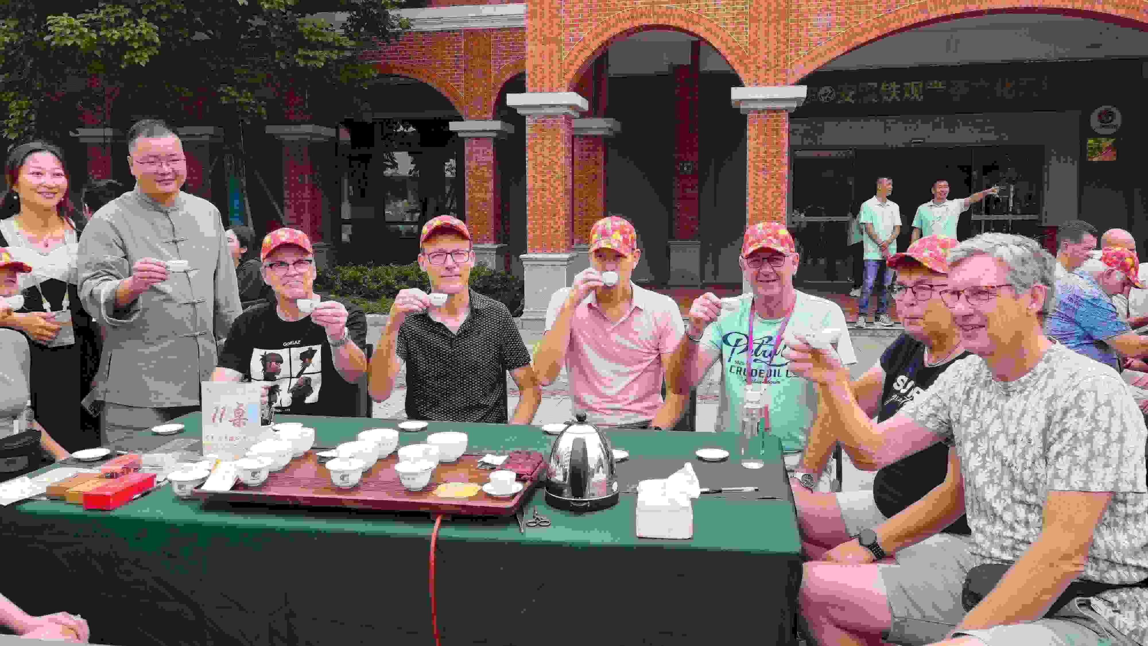 2023年10月4日，福建泉州，外國(guó)人品中國(guó)茶。