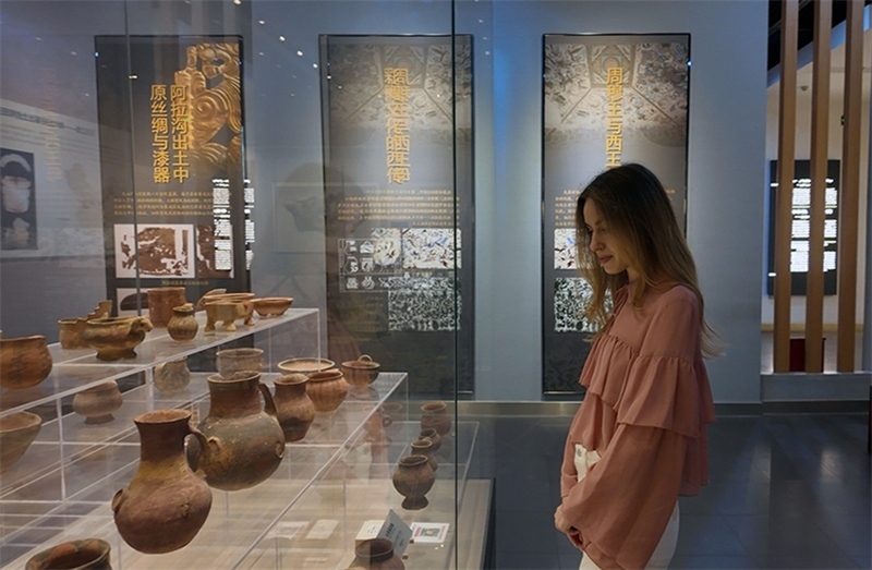 麗娜在吐魯番博物館參觀。劉妍希攝