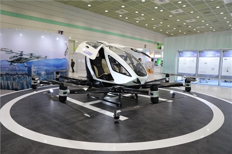 “智慧生活周”博覽會上展出的低空飛行器。人民網記者 莽九晨攝